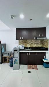 cocina con fregadero y encimera en Krystal Claine Homestay-BURNHAM HILL en Baguio