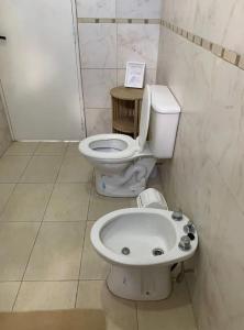 La salle de bains est pourvue de toilettes et d'un lavabo. dans l'établissement Apartamento Entero en Ezeiza/ Canning, à Canning