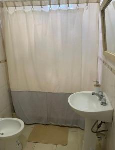 Salle de bains dans l'établissement Apartamento Entero en Ezeiza/ Canning