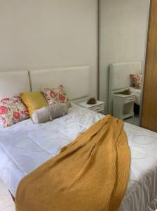 - un lit avec couverture dans une chambre dans l'établissement Apartamento Entero en Ezeiza/ Canning, à Canning