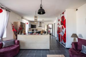 cocina y sala de estar con muebles de color púrpura. en Gite au coin de la petite chapelle gitesdes2vallees, en Cornimont