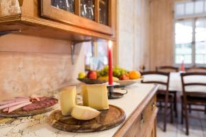 una cucina con piano di lavoro con formaggio e candele di Hotel Waldrand a Kiental