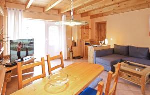 - un salon avec une table et un canapé dans l'établissement Awesome Home In Waren mritz With Wifi, à Waren