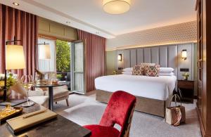 Postel nebo postele na pokoji v ubytování Westport Plaza Hotel, Spa & Leisure
