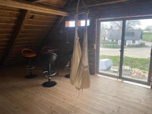 una habitación con sillas y una sombrilla colgada del techo en HolidayEscapes på Österlen en Simrishamn