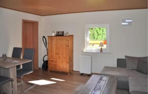 - un salon avec un canapé et une table dans l'établissement Cozy Home In Stolpe-usedom With Wifi, à Stolpe auf Usedom