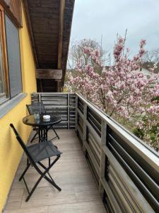 a patio with a table and chairs on a balcony at Zimmer in Lautrach in Lautrach