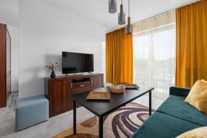 TV a/nebo společenská místnost v ubytování Unique Apartment KAMPAT with Balcony for 4 Guests by Renters