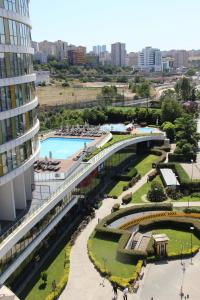 arial view of a building with a pool and a city at Ailenizle keyifle kalabileceğiniz eşsiz bir daire in Istanbul