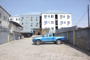 um camião azul estacionado em frente a um edifício em D'Island Hotel and Club em Lekki