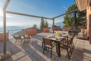 Sunset Terrace Loft - Best View on Como by Rent All Como tesisinde bir restoran veya yemek mekanı