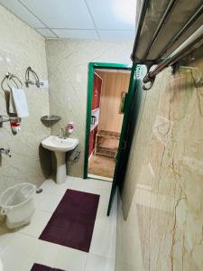een badkamer met een wastafel, een toilet en een douche bij Himalayan High, Auli, By Himalayan Eco Lodges in Joshimath
