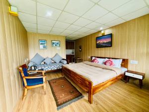 En eller flere senge i et værelse på Himalayan High, Auli, By Himalayan Eco Lodges