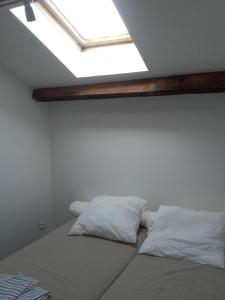 una camera con un letto e un lucernario di Bienvenus à Thèse - Appartement Bleu a Marsiglia