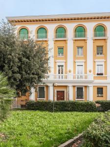 ein Apartmenthaus mit Rasen davor in der Unterkunft Maison boutique Matteotti in Matera