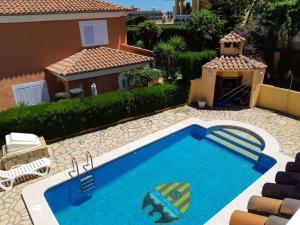 - une piscine en face d'une maison dans l'établissement Villa de 2 plantas, à Oropesa del Mar