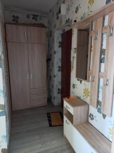 una piccola cucina con armadi in legno e un cassetto di mieszkanie Tarnowskie Góry obok sądu a Tarnowskie Góry
