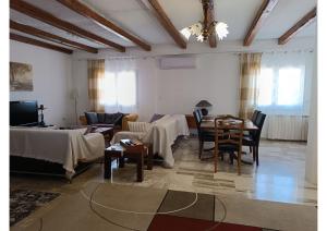 - un salon avec une table et un canapé dans l'établissement Grand Chalet Cottage House, à Pórto Ráfti