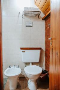 uma casa de banho com um WC e um lavatório em Cabañas Nosotros em Lago Puelo