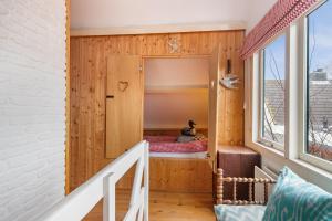Zimmer mit einem Bett in einer Holzwand in der Unterkunft Het Zeepaartje, knus en gezellig in Noordwijkerhout