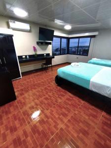 a hotel room with a bed and a desk at Hotel Los Algarrobos in Puerto Baquerizo Moreno