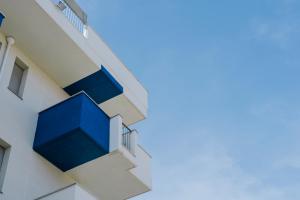 vista dall'esterno di un edificio con balconi blu di Hotel D'Atri a Montesilvano