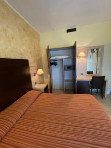 Habitación de hotel con cama y escritorio en Hotel Promenade, en Porto SantʼElpidio
