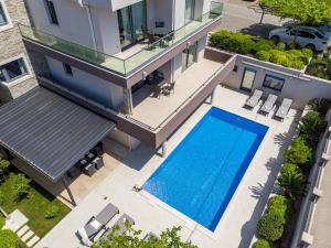 珀德垂那Luxury Villa Lucas with heated pool, whirlpool, sauna, 14 pax的带游泳池的房子的鸟瞰图