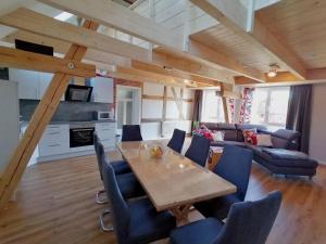 ein Wohnzimmer mit einem Holztisch und Stühlen in der Unterkunft Alte Försterei Goldbeck in Rinteln