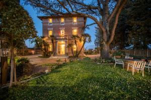 a house with lights on in the yard at Villa Elvira 1931 in Siena +186 photos
