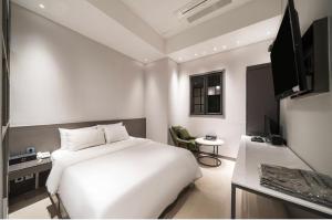 Kuchyň nebo kuchyňský kout v ubytování HOTEL MYEONG JAK