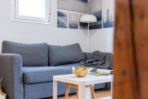 sala de estar con sofá azul y mesa en INSIDEHOME Apartments - Val Central, en Valladolid