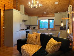 Η κουζίνα ή μικρή κουζίνα στο Romantic Log Cabin With Hot Tub