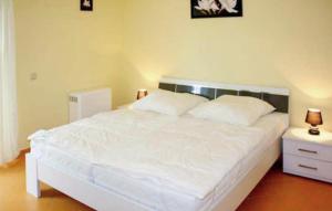 een slaapkamer met een wit bed met 2 lampen erop bij 3 Bedroom Stunning Apartment In Sommersdorf in Sommersdorf