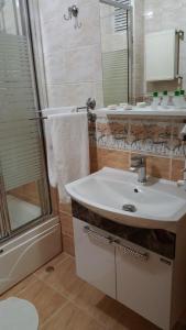 y baño con lavabo y ducha. en Konak Apart Hotel, en Estambul