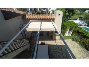 an overhead view of a building with a white umbrella at Villa Tropical in Comarruga