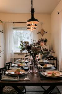 einen Tisch mit Teller mit Speisen und Gläsern Wein in der Unterkunft Haha in Göteborg