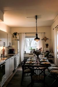 kuchnia ze stołem i krzesłami w kuchni w obiekcie Haha w Göteborgu
