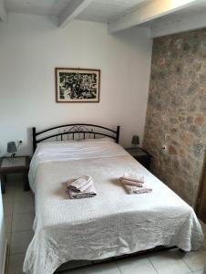- une chambre avec un lit et 2 serviettes dans l'établissement Delphi View!, à Galaxidi
