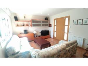 a living room with a couch and a table at Villa Tropical in Comarruga