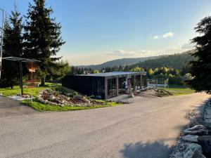 ein Gebäude am Straßenrand in der Unterkunft Hotel Zerrenpach Látky in Látky