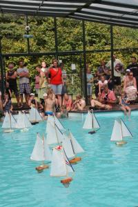 eine Gruppe Miniatur-Segelboote auf einem Pool in der Unterkunft Geniet van het leven.. in De boomklever in Diffelen