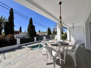 Balkón alebo terasa v ubytovaní Montsia 23 - Casa con piscina privada en Roses
