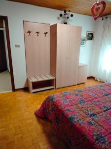 1 dormitorio con 1 cama y armarios en una habitación en Belvedere, en Levico Terme