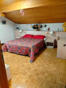 1 dormitorio con cama y techo de madera en Belvedere, en Levico Terme