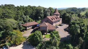 una vista aérea de una gran casa en el bosque en Hotel Spazio, en Ivoti