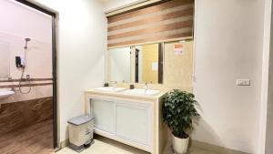 bagno con lavandino e specchio di Nhật's Sapa Central Hostel a Sa Pa