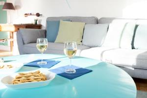 a table with two glasses of white wine and a bowl of crackers at Évasions-Escapade, centre-ville, gare in Auterive +16 photos