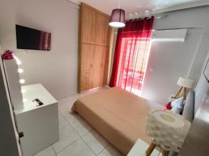 A television and/or entertainment centre at Marlen House Chania