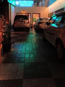 un parking avec des voitures garées devant un bâtiment dans l'établissement Cloud bed holidays, à Munnar